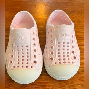 Like new Baby light pink natives sz c4